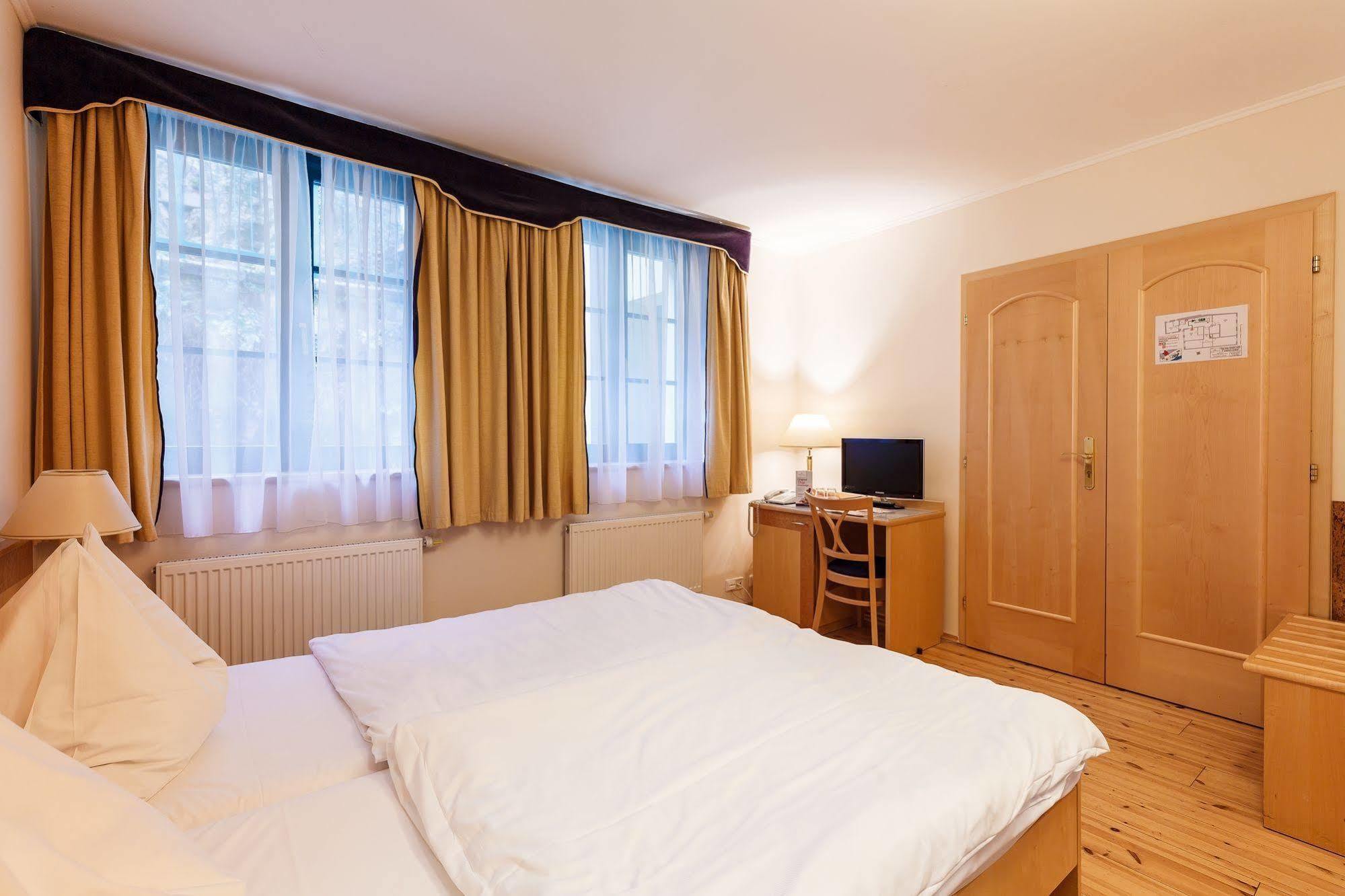 קרלובי וארי Hotel Maltezsky Kriz מראה חיצוני תמונה