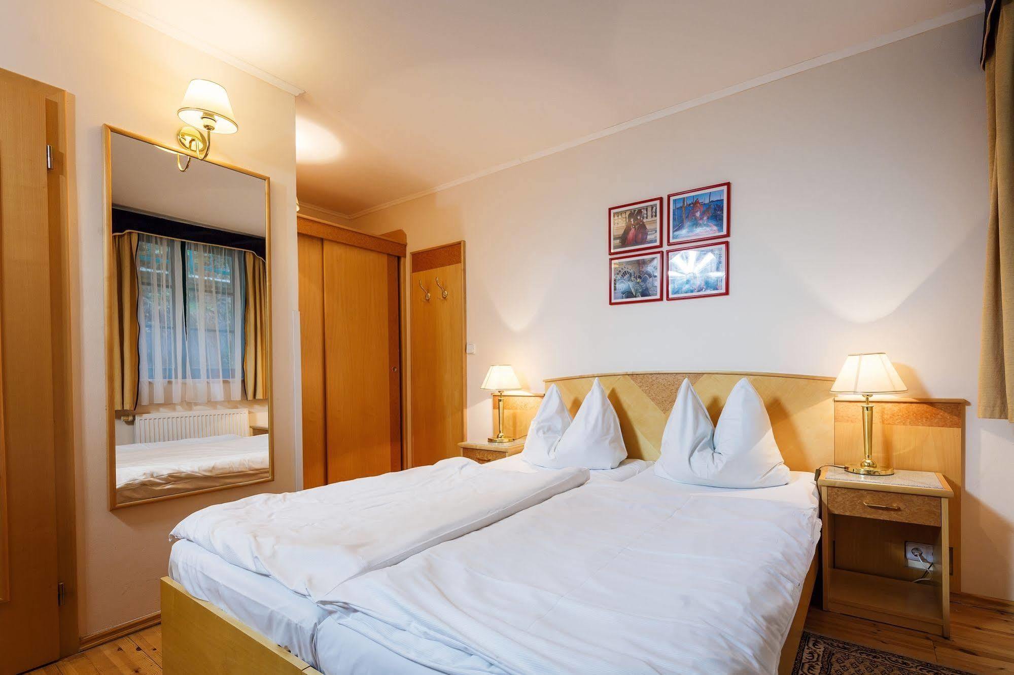 קרלובי וארי Hotel Maltezsky Kriz מראה חיצוני תמונה